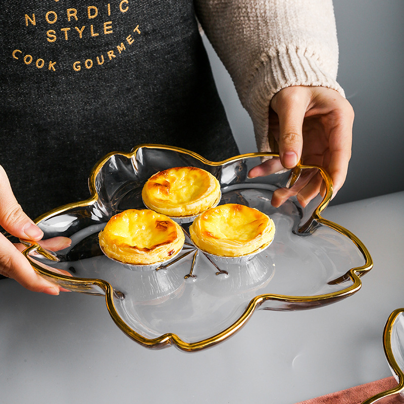 Glass plate with gold rim and petal-shaped design 40